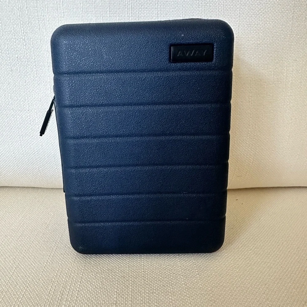 Away X United Airlines Mini Luggage Hard Shell Amenity Travel Case Navy - Picture 1 of 4